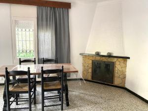 une salle à manger avec une table et une cheminée dans l'établissement Montserrat II, à L'Escala