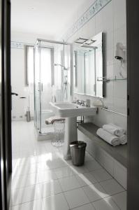 帕多瓦的住宿－喬托住宿加早餐旅館，白色的浴室设有水槽和镜子