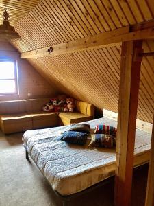 En eller flere senge i et værelse på Country house Fuzhn "Будиночок гедоніста"