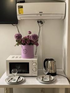 Kavos ir arbatos ruošimo rinkinys apgyvendinimo įstaigoje Apartment Studio on Bucuresti 9/1