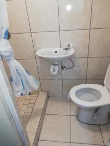 bagno con servizi igienici e lavandino di MJ ACCOMODATION a Città del Capo