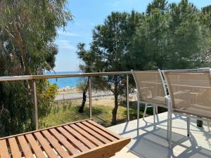 balkon z ławką i widokiem na ocean w obiekcie Дом на берегу моря Adelina w mieście Demre