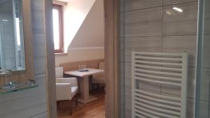 W łazience znajduje się przeszklony prysznic ze stołem. w obiekcie Hotel Rózsa Csárda w mieście Hegyeshalom