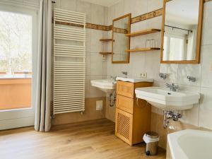 Un baño con dos lavabos y un espejo. en Alpensoul Apartments, en Zell am See 46 fotos más