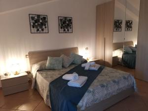 ein Schlafzimmer mit einem Bett mit Handtüchern darauf in der Unterkunft Satta 81 in Alghero