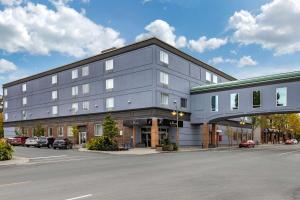 a large gray building on the side of a street at Le Noranda Hotel & Spa, Ascend Hotel Collection in Rouyn-Noranda