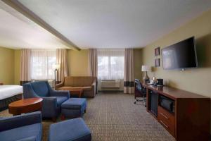 une chambre d'hôtel avec un lit et un salon dans l'établissement Comfort Inn Near Gila National Forest, à Silver City