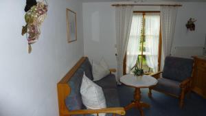 ein Wohnzimmer mit einer Couch und einem Tisch in der Unterkunft Fewo Ellen in Schönau am Königssee