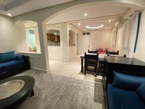 a living room with a blue couch and a dining room at Appartement coeur de médina in Taroudant