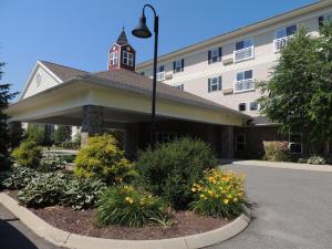 un edificio con una luz de la calle y flores delante de él en Berkshire Mountain Lodge, en Pittsfield