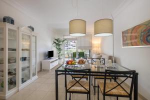 - une salle à manger avec une table et des chaises dans l'établissement Apartamento Marina, à Arona