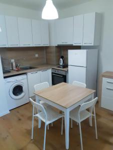A kitchen or kitchenette at Huge Apartment with a parking space in the same building