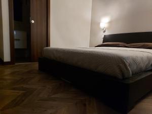 A bed or beds in a room at I Tre marchi Rooms / Camera Mare