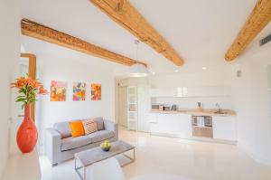 Sala de estar blanca con sofá y mesa en Sunlight Properties - BO - Hyper central, balcony, 5 mins to the beach, en Niza
