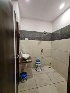 ボーパールにあるHOTEL SHIV SHAKTIの洗面台とトイレ付きの小さなバスルーム +38枚の写真
