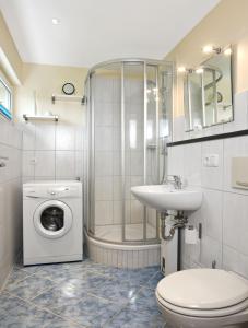 a bathroom with a washing machine and a sink at Hus in de Sünn in Insel Poel