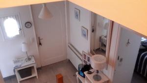 an overhead view of a room with a sink and a mirror at Le Chat Bleu in Pont-Croix