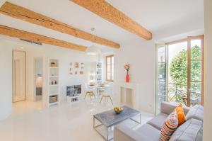 sala de estar con sofá y mesa en Sunlight Properties - BO - Hyper central, balcony, 5 mins to the beach, en Niza
