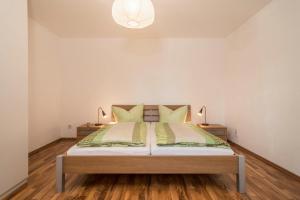 Un dormitorio con una cama grande con dos lámparas. en Haus Gigglberger, en Kressbronn am Bodensee