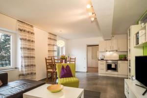 una sala de estar con un sofá y una mesa en Haus Gigglberger, en Kressbronn am Bodensee