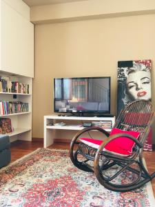 ペスキエーラ・デル・ガルダにあるCasa Elisabettaのリビングルーム(椅子、テレビ付)