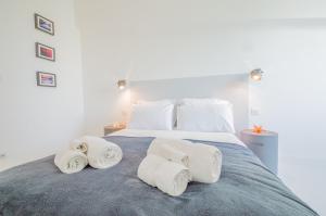 Cama o camas de una habitación en Sunlight Properties - BO - Hyper central, balcony, 5 mins to the beach