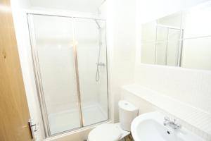 Ванна кімната в Bridge House Apartment