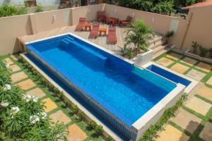 an overhead view of a swimming pool in a backyard at Villa das Palmeiras Jeri in Jericoacoara