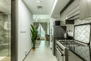 Virtuvė arba virtuvėlė apgyvendinimo įstaigoje Primestay - Chic & Gorgeous studio in Al Barsha