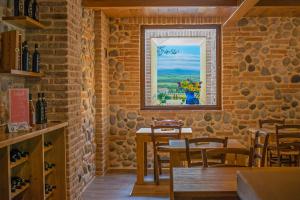 una sala da pranzo con tavoli e finestra di Terra Antica - Resort, Winery & SPA a Montepulciano