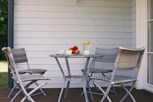 una mesa y dos sillas en un porche en Niidupuu Holiday Home en Mändjala