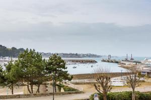 une vue d'un port avec des bateaux dans l'eau dans l'établissement Le Hauturier - appartement de standing avec vue mer, à Saint-Malo