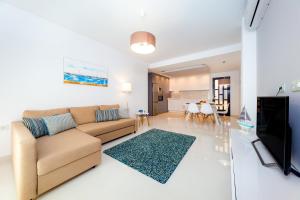 Telewizja i/lub zestaw kina domowego w obiekcie Luxurious 2 Bedroom Apartment near the beach