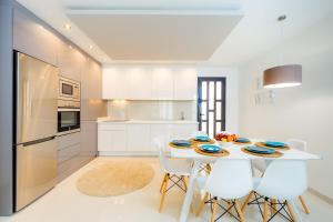 Kuchnia lub aneks kuchenny w obiekcie Luxurious 2 Bedroom Apartment near the beach