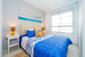 Łóżko lub łóżka w pokoju w obiekcie Luxurious 2 Bedroom Apartment near the beach
