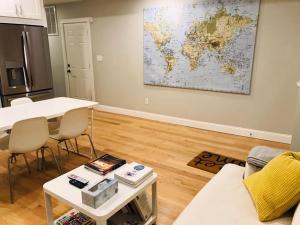 uma sala de estar com uma mesa e um mapa na parede em Renovated, 10 Min from the city em Boston
