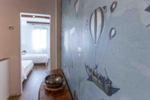 a room with a wall with a painting of a parachute at CA ZULIAN amazing canal view apartment in Venice