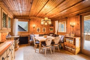 eine Küche und ein Esszimmer mit einem Tisch und Stühlen in der Unterkunft Ferienhaus Moarbach in Floronzo