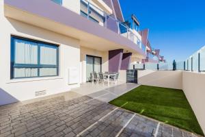 Balkon lub taras w obiekcie Luxurious 2 Bedroom Apartment near the beach