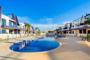 basen przed kilkoma budynkami mieszkalnymi w obiekcie Luxurious 2 Bedroom Apartment near the beach w mieście La Horadada +15 zdjęć