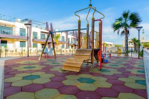 einen Park mit Spielplatz mit Rutsche in der Unterkunft Luxurious 2 Bedroom Apartment near the beach in La Horadada