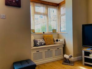 a window seat in the corner of a room with a tv at Hartendale in Flamborough