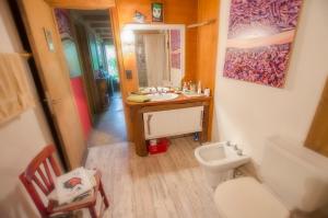 W łazience znajduje się umywalka i toaleta. w obiekcie la casa del sol w mieście Bariloche