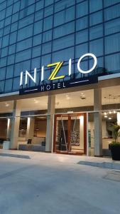 聖弗朗西斯科的住宿－Inizio Hotel by Kube Mgmt，建筑顶部有标志的酒店