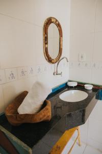 a bathroom with a sink and a mirror at Casa da Estrelinha - Ilha do Ferro in Gentileza
