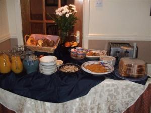 una mesa con muchos platos y tazones de comida en Windway House, en Killarney