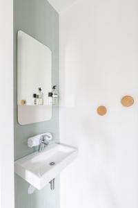 a bathroom with a sink and a mirror at B&B StudioLKE in Heeze +33 photos