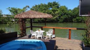 una mesa y sillas en un muelle junto al agua en Pousada Miami, en Río de Janeiro