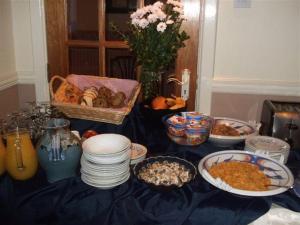 uma mesa coberta com pratos e tigelas de comida em Windway House em Killarney