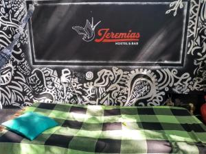 Cama ou camas em um quarto em Jeremias Hostel Bar